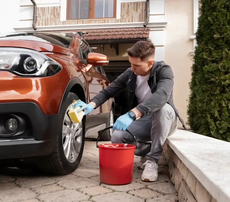 Lavage auto à domicile Avernes : professionnel intervenant sur un véhicule